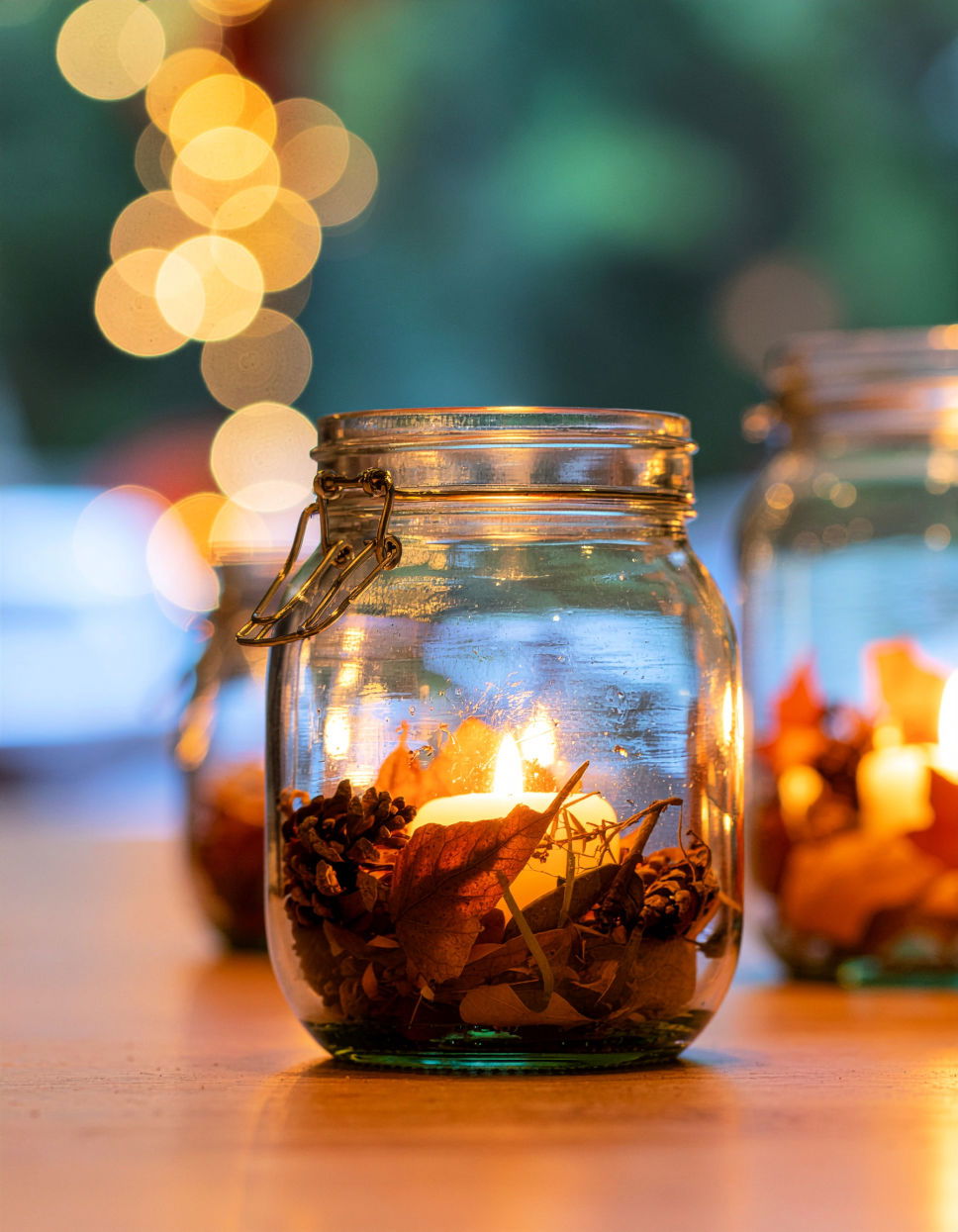 Transparent Lanterns with Autumn Leaves Thanksgiving Centerpiece Ideas