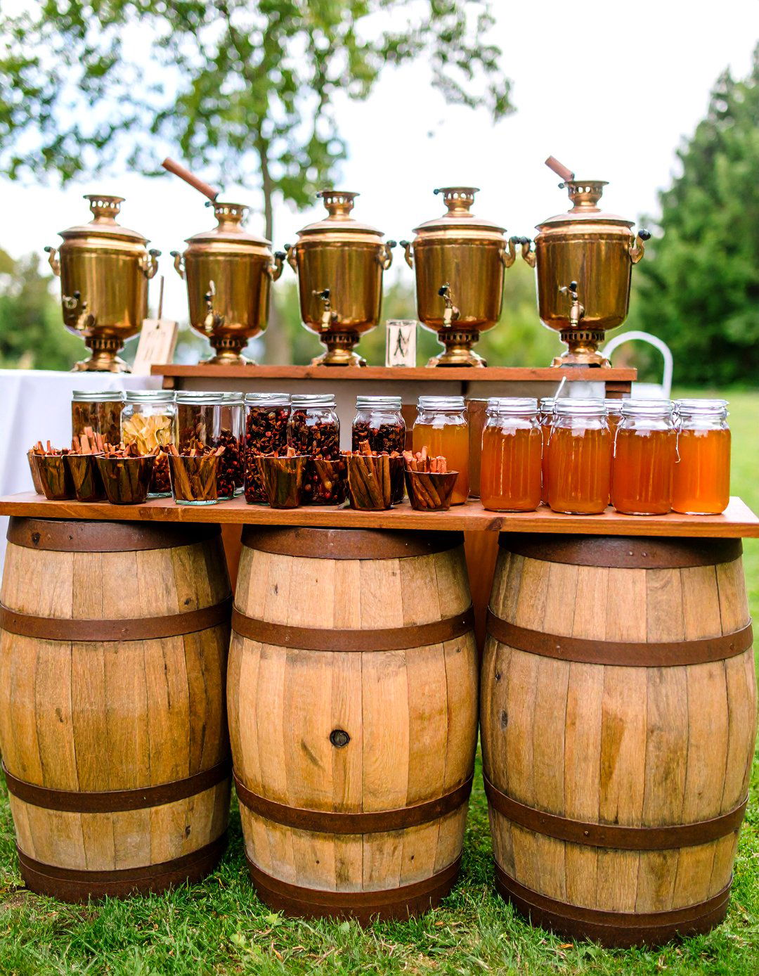 Apple Cider Welcome Bar Fall Wedding Decor - 25 fall wedding décor ideas