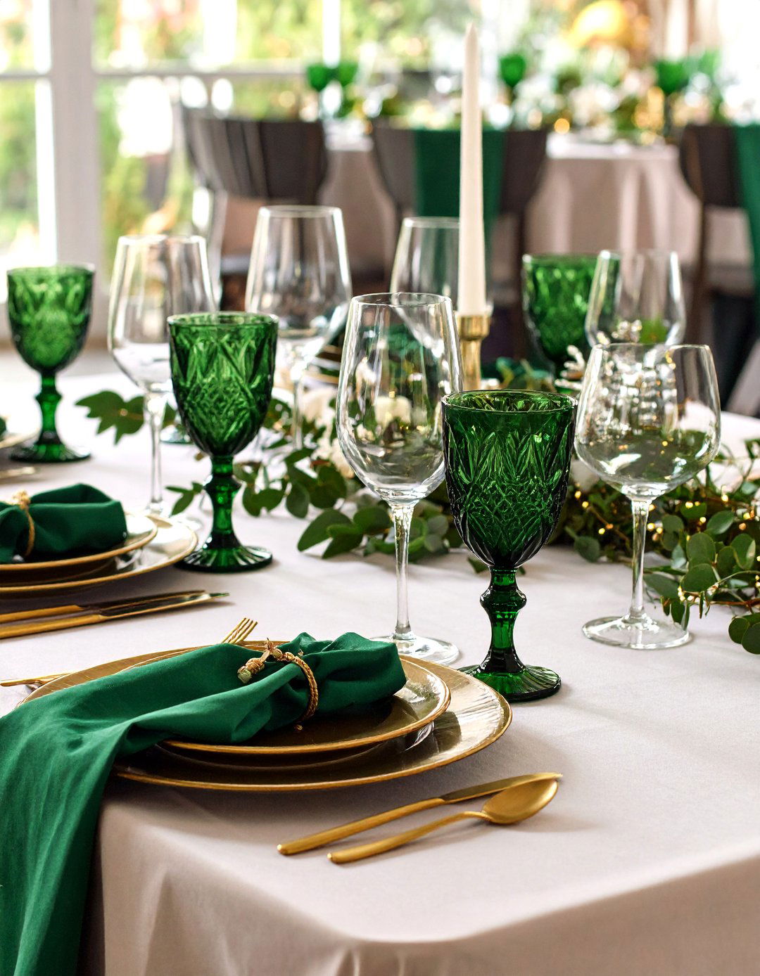 Emerald Glassware for Final Polish - 25 emerald green wedding ideas