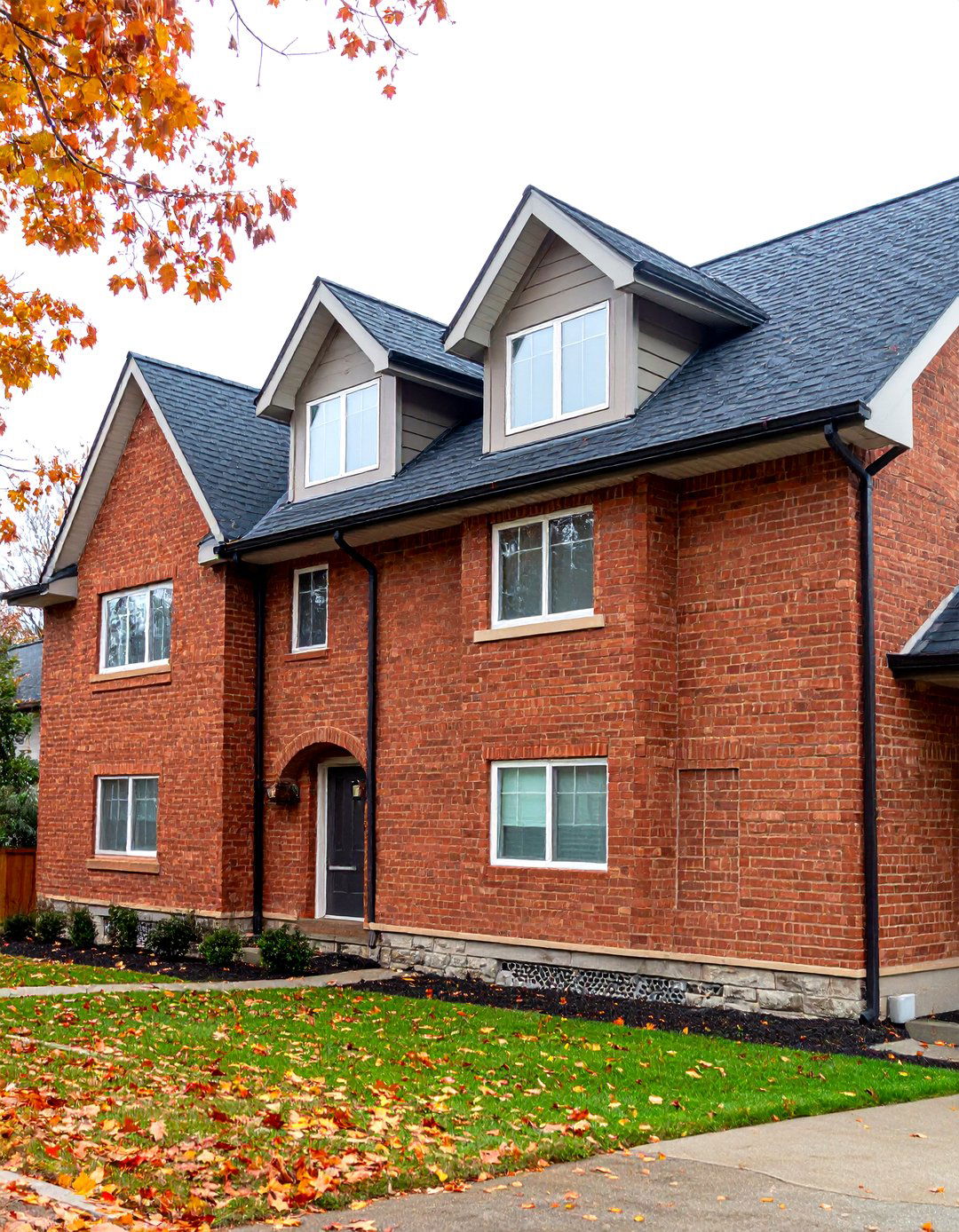 Permeable Brick Veneer Exterior Wainscoting for Drainage - 25 exterior wainscoting ideas