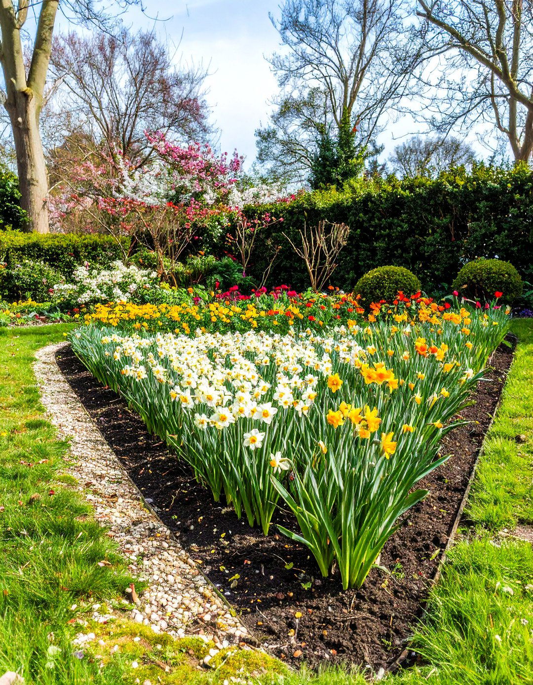 Seasonal Bulb Triangle Garden Focal Point - 25 Garden Focal Point Ideas