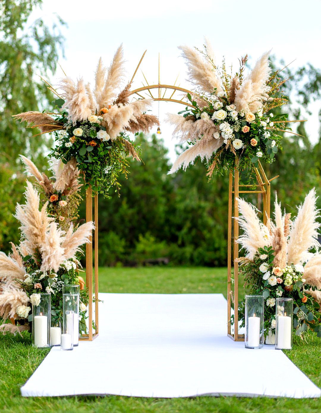 Starburst Pampas Ceremony Arch - 25 pampas grass wedding decor ideas