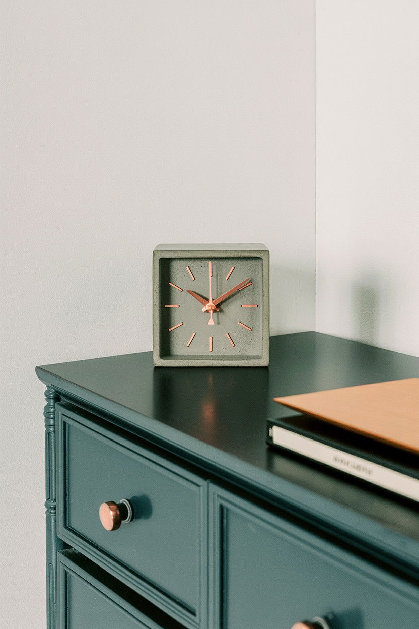 Concrete desk clock - 30 bedroom clock ideas